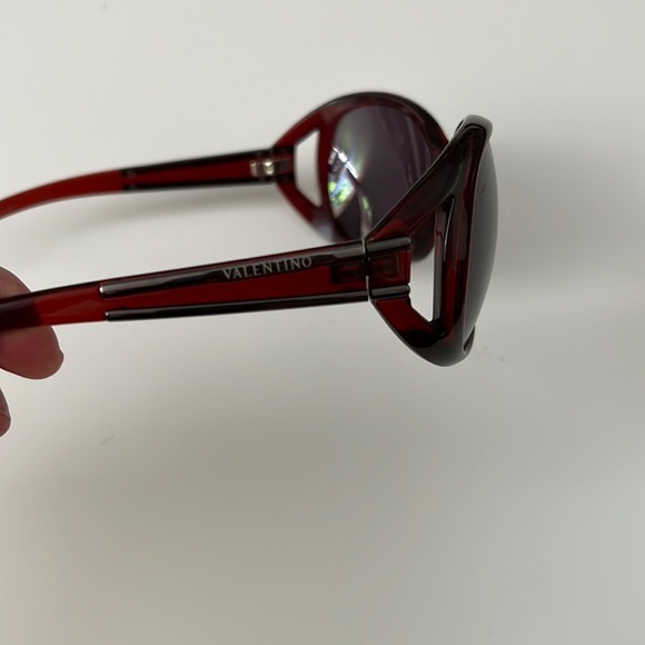 Valentino women oversized sunglasses burgundy in colour. But listed as brown - Picture 4 of 4